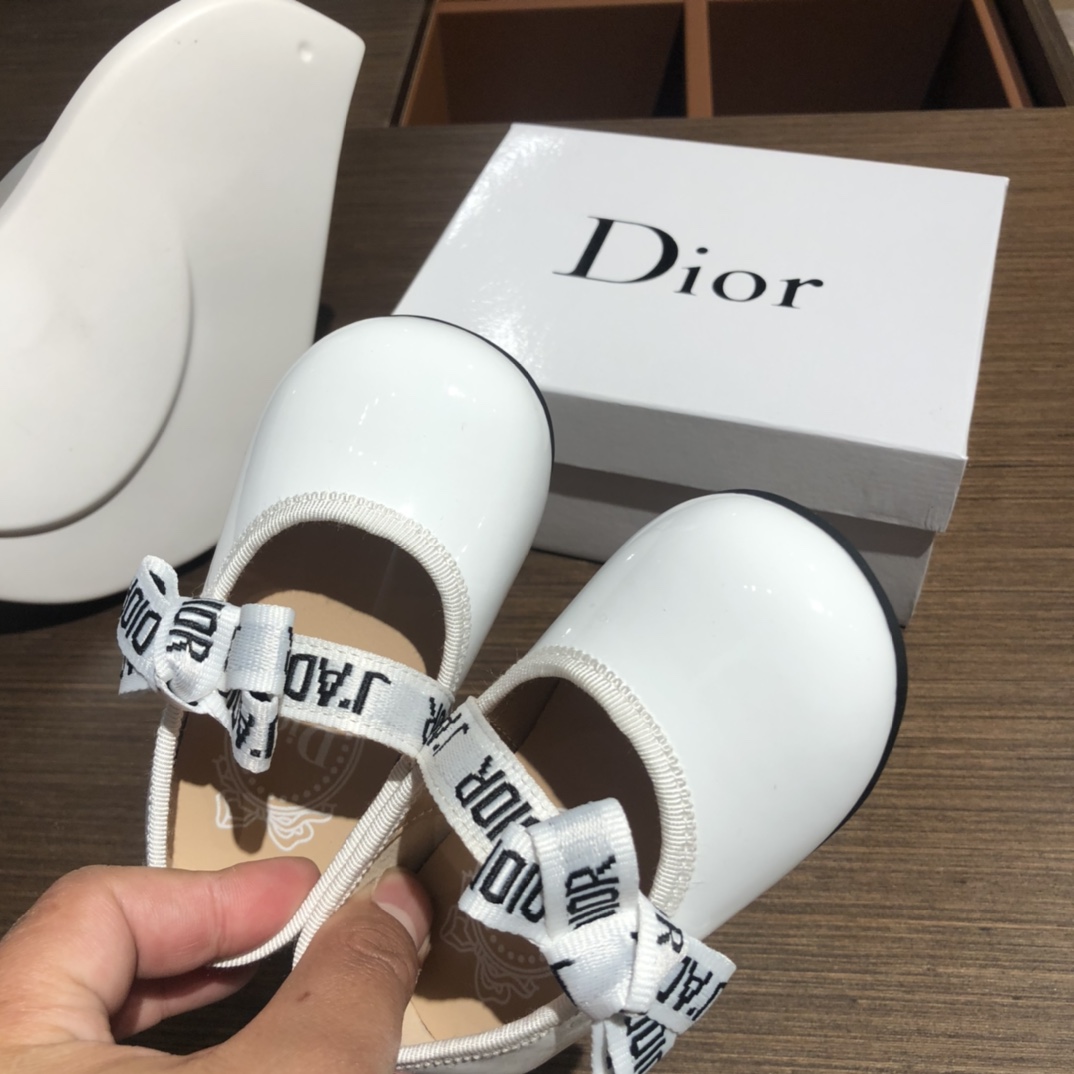 Children's shoes child